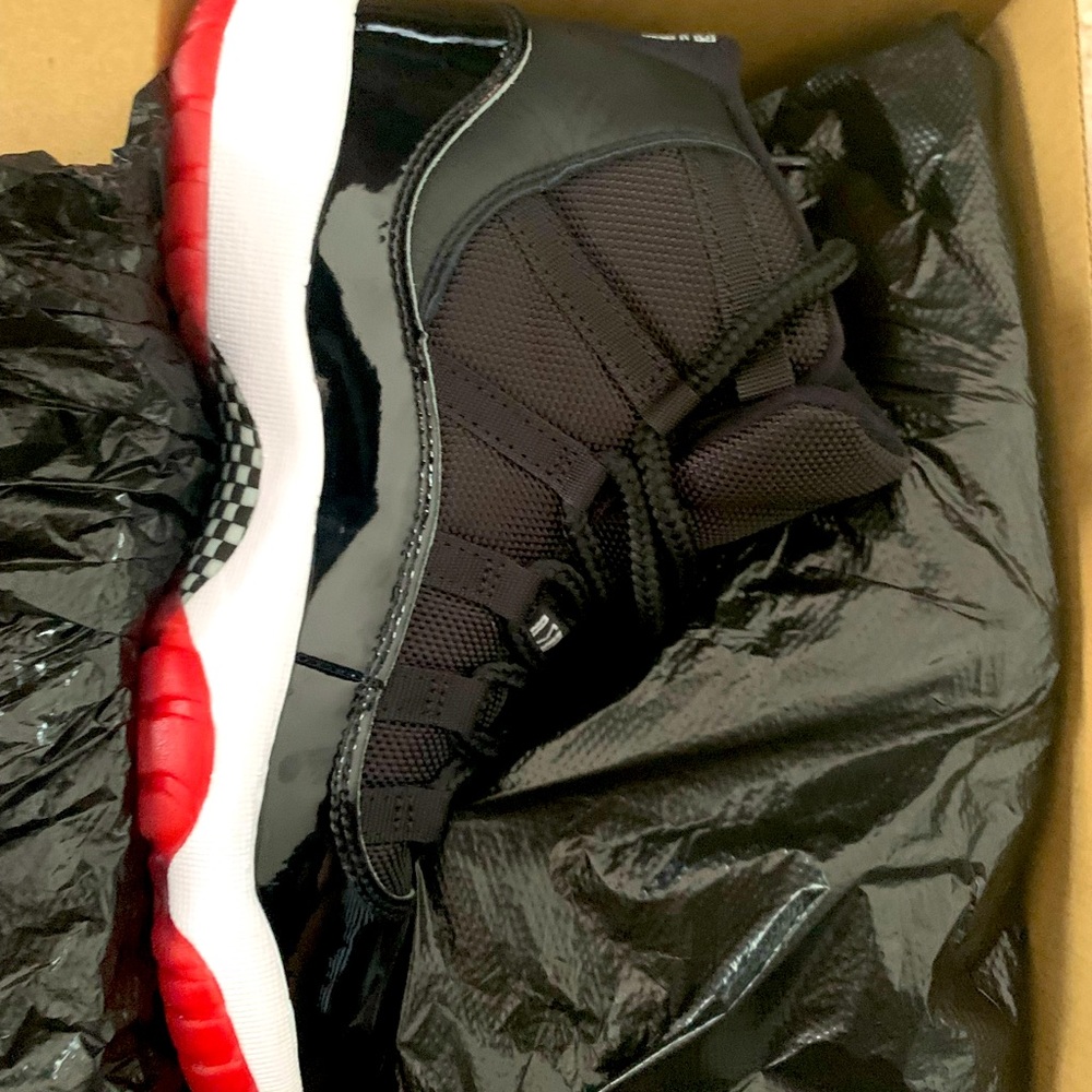 Air Jordan 11 Retro boys size 4 NEW